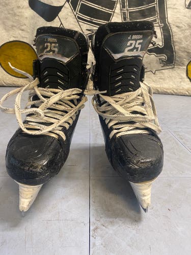 Green 2023 Bauer Vapor Hyperlite 2 Hockey Skates Regular Width 8.5 (Used)