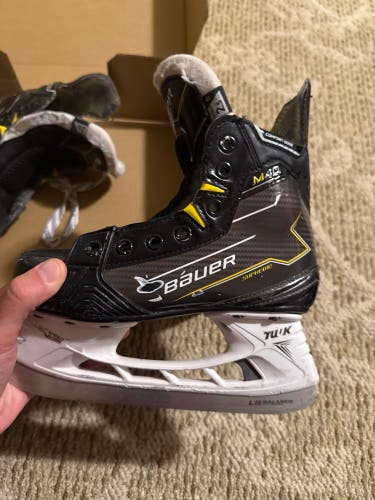 2024 Bauer Supreme M40 Hockey Skates Size 2.5 (Used)