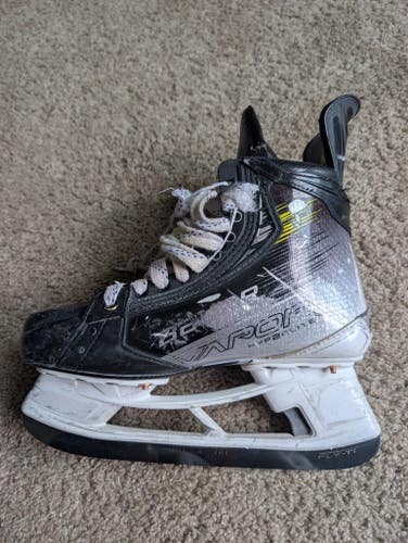 Bauer Vapor Hyperlite 2 Hockey Skates Size 5.5 (Used)