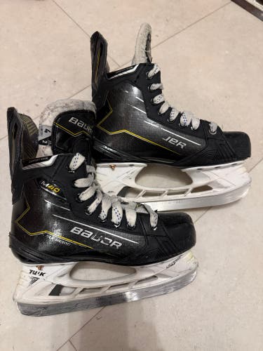 2024 Bauer Supreme M40 Hockey Skates Size 4 (Used)