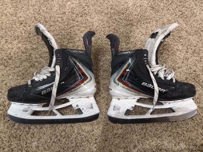 2025 Bauer Vapor Flypro Hockey Skates Wide Width Size 5.5 (Used)