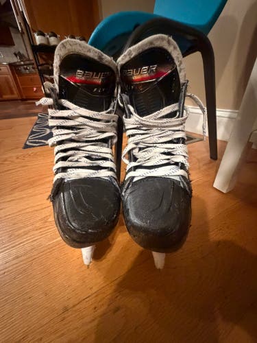 Black/White 2025 Bauer Vapor Fly40 Hockey Skates Regular Width Size 5.5 (Used)