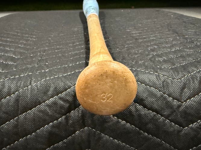 Louisville Slugger Genuine Wood Bat (-3) 29 oz 32" (Used)