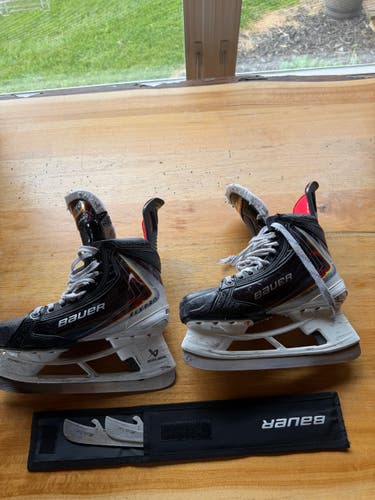Black 2025 Bauer Vapor Flypro Hockey Skates Regular Width 7.5 (Used)