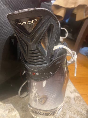 Black/Gray Bauer Vapor Hyperlite 2 Hockey Skates Regular Width Size 5 (Used)