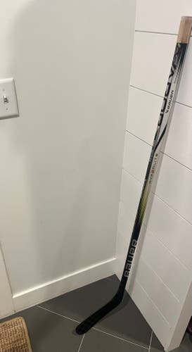 Youth Bauer Vapor Hyperlite 2 Right Handed Hockey Stick P92 Less Than 30 Flex (Used)
