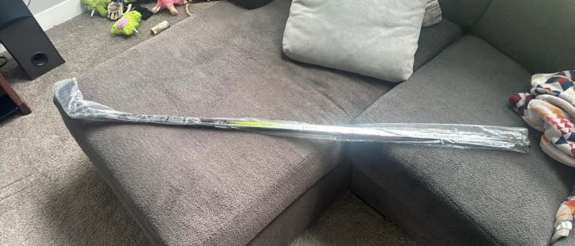 Senior Bauer Vapor Hyperlite 2 Left Hand Hockey Stick P28 77 Flex (New)