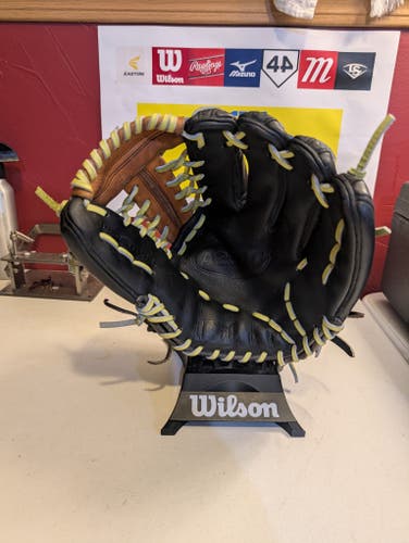 Infield RH Wilson A2000 Baseball Glove 11.5" (Used)