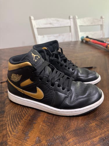 Black Men's Size M 7.5 (W 8.5) Adult Air Jordan 1 Mid Shoes (Used)