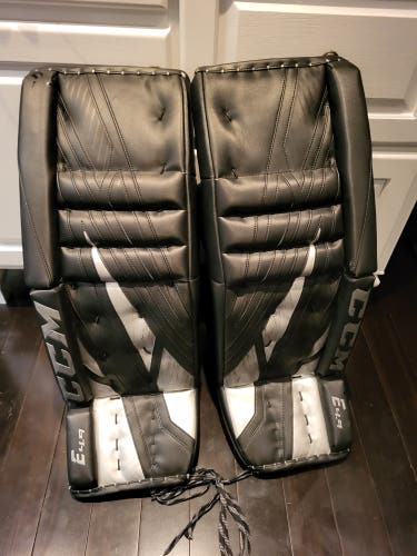 33" CCM Extreme Flex 4.9 Goalie Leg Pads (Used)