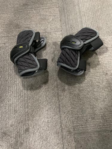 Used Under Armour ARM PADS Lacrosse Arm Pads/Guards Black SM 11614-S000244936