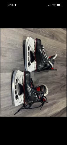 2017 Bauer Vapor X500 Hockey Skates Size 2.5 (Used)