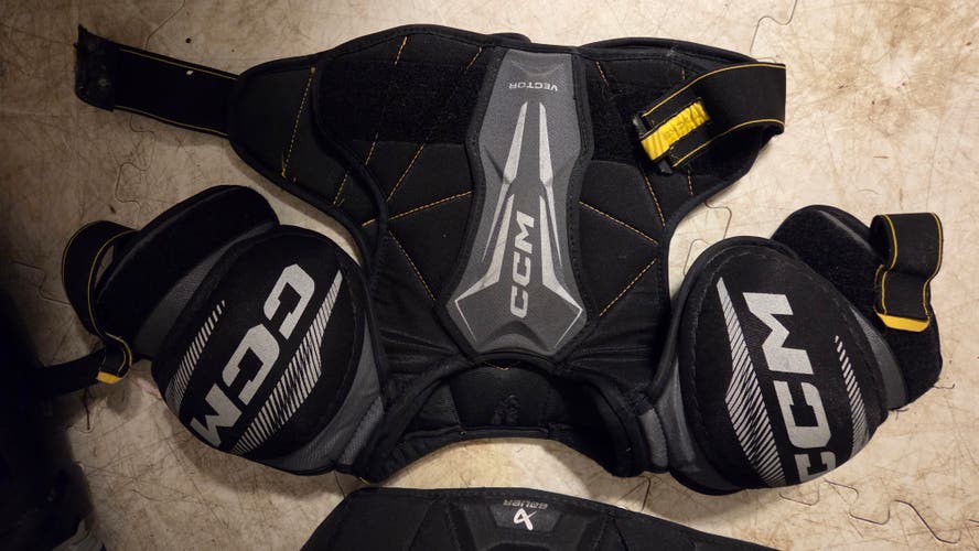 Small Intermediate CCM Tacks 9550 Shoulder Pads (Used)