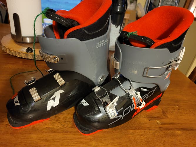Mondo 26 & 26.5 Unisex Nordica Speedmachine J 3 Ski Boots (Used)