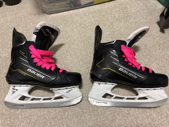 Bauer Supreme M40 Hockey Skates Size 5.5 (Used)