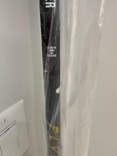 Senior Bauer Vapor Flylite Right Handed Hockey Stick P28 87 Flex (New)