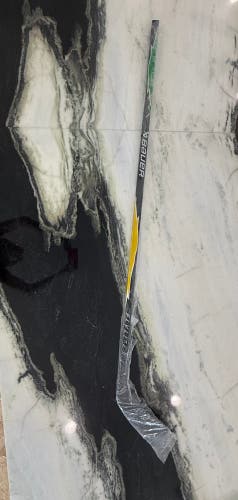 Senior Bauer Vapor Flylite Right Handed Hockey Stick P28 87 Flex (New)