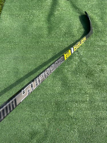 Intermediate Bauer Supreme 2S Team Hockey Stick | RH P28