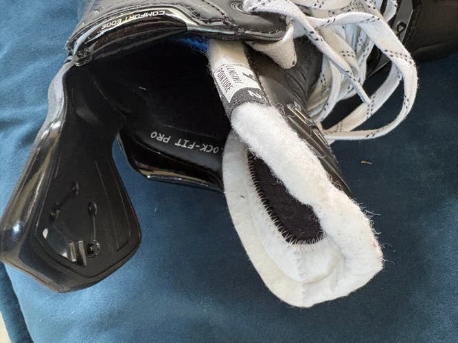 Black Bauer Supreme Shadow Hockey Skates Regular Width 9 (Used)