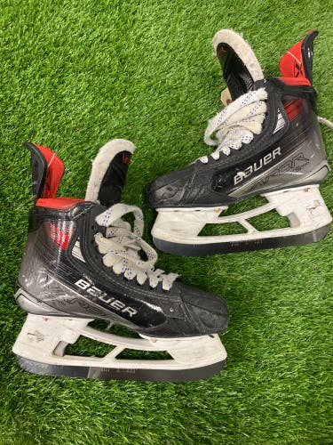 Bauer Vapor X5 Pro Hockey Skates Size 4.5 (Used)