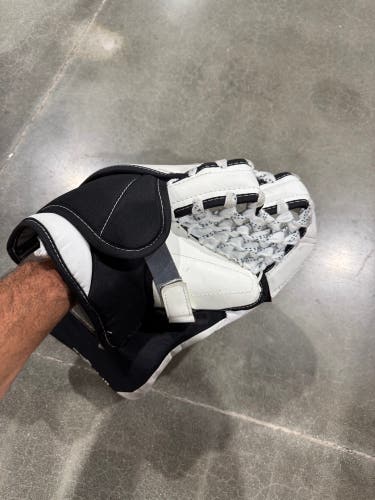 White Junior Warrior Ritual G6 E+ Goalie Gloves & Blockers Regular (Used)