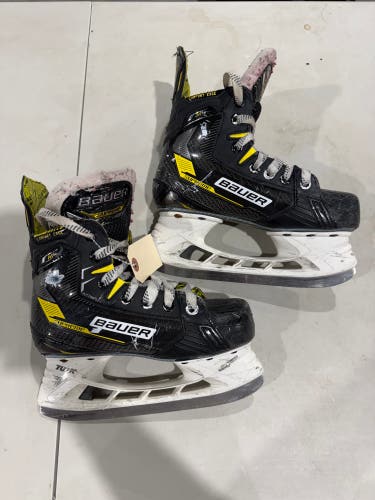 Junior Bauer Supreme M4 Hockey Skates Regular Width Size 2 (Used)