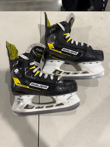 Junior Bauer Supreme M4 Hockey Skates Regular Width Size 3.5 (Used)