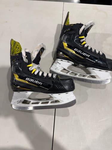 Youth Bauer Supreme M4 Hockey Skates Regular Width 13.5 (Used)