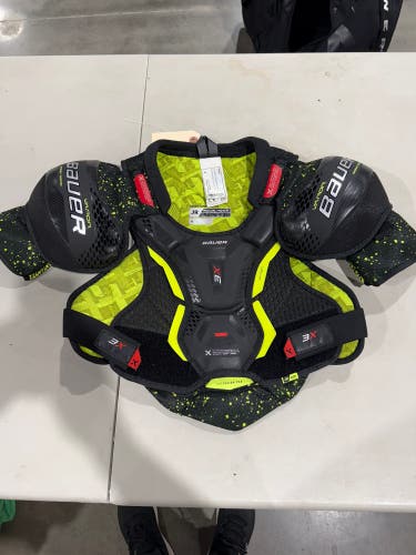 Medium Junior Bauer Vapor 3X Shoulder Pads (Used)