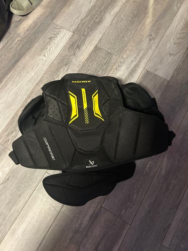 XL Senior Bauer Supreme Matrix Shoulder Pads (Used)
