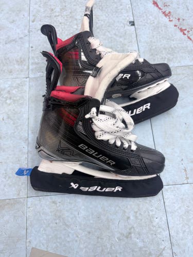 Black 2023 Bauer Vapor X5 Pro Hockey Skates Regular Width Size 5.5 (New)