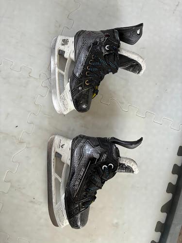 Black 2024 Bauer Supreme M50 Pro Hockey Skates Regular Width Size 2.5 (Used)