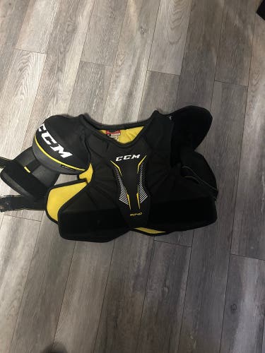 Men's Large Senior CCM Tacks 9040 Shoulder Pads (Used)