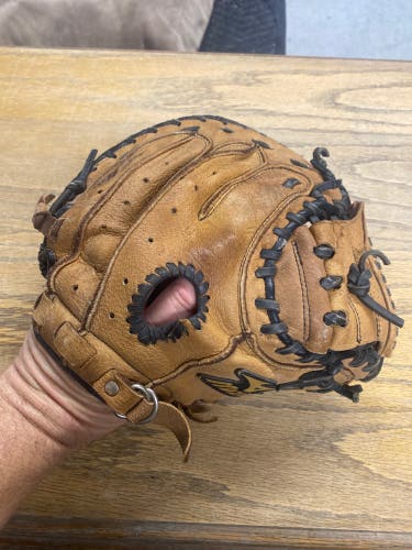 Mizuno Prospect RH Catcher’s Mitt 32.5" (Used)