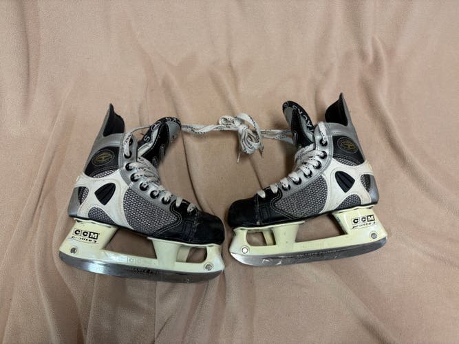 Black/Gray CCM Tacks 452 Hockey Skates Size 2 (Used)