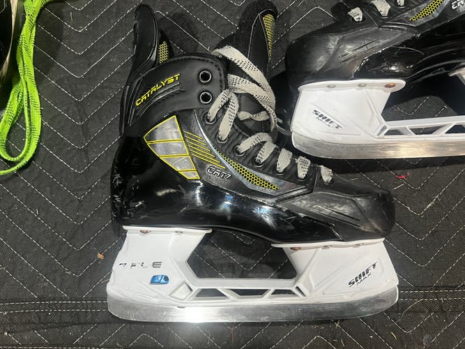 True Catalyst 7 Skates size 4 (Used)