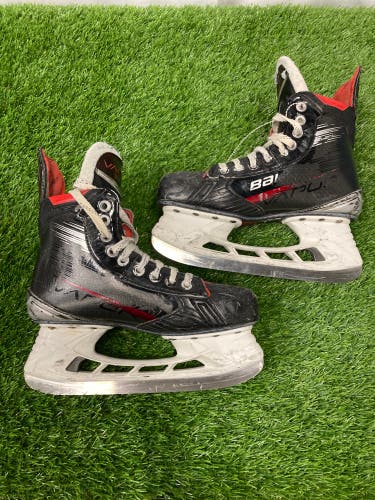 Intermediate Bauer Vapor X4 Hockey Skates Size 5.5 (Used)