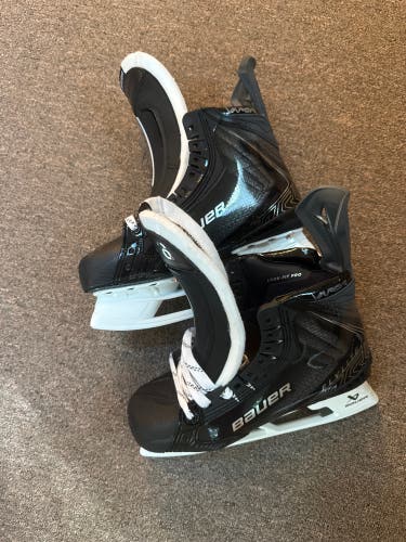 Black 2025 Bauer Vapor Flylite Hockey Skates Regular Width Pro Stock 9.5 (New)