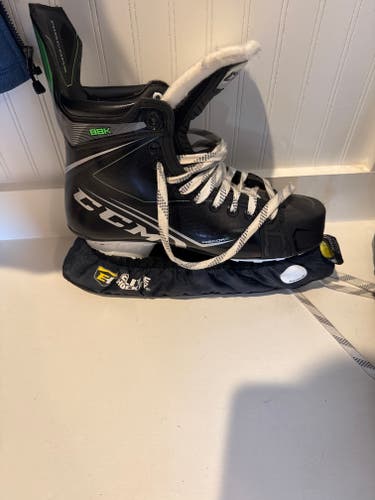Black CCM Ribcor 88K Hockey Skates Wide Width 8.5 (Used)