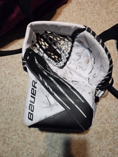 Bauer 3X Int Goalie Glove Regular (Used)