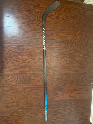 Senior Bauer Nexus Geo Right Handed Hockey Stick P28 77 Flex (Used)