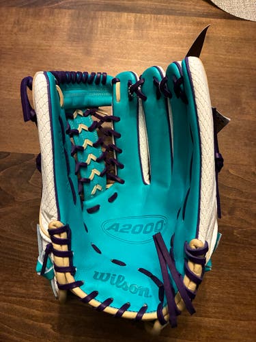 2025 Wilson RH Outfield A2000 Softball Glove 12.5" (New)