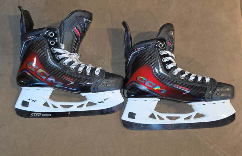 CCM Jetspeed FT8 PRO Interrmdiste Hockey Skates Regular Width  Size 5.5 (Used)