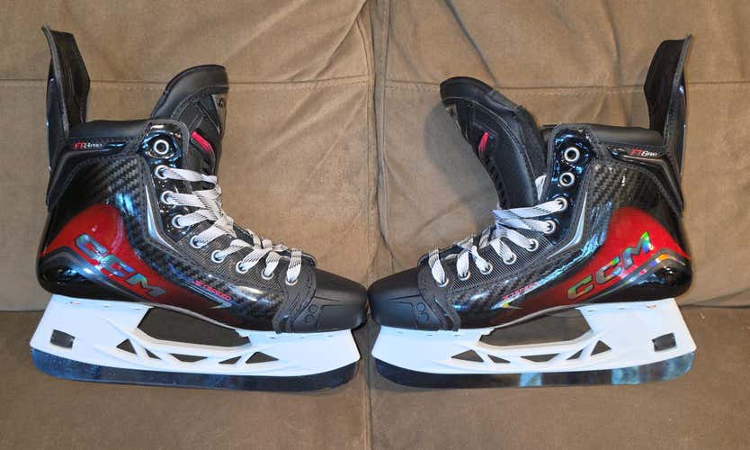 CCM Jetspeed FT8 PRO Interrmdiste Hockey Skates Regular Width  Size 5.5 (Used)