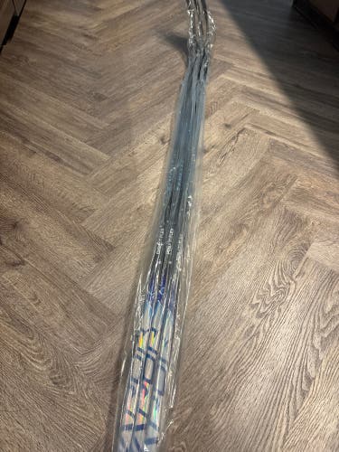 Senior Bauer Vapor Flylite Right Handed Hockey Stick P28 77 Flex (New)