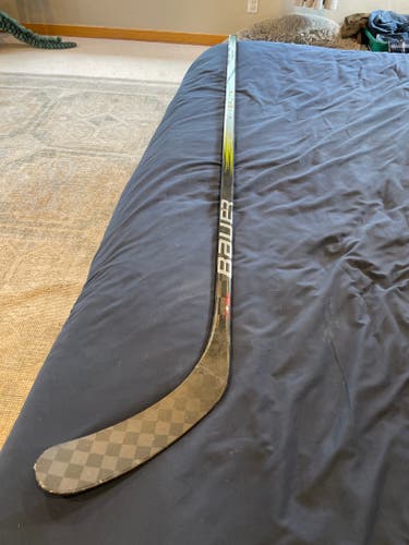 Senior Bauer Vapor Hyperlite Right Handed Hockey Stick P92 77 Flex (Used)