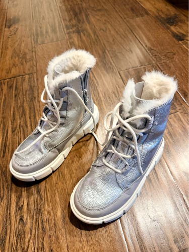 Sorel - Silver Unisex 1Y (Big Kids / Youth) Youth Explorer Shoes (Used)