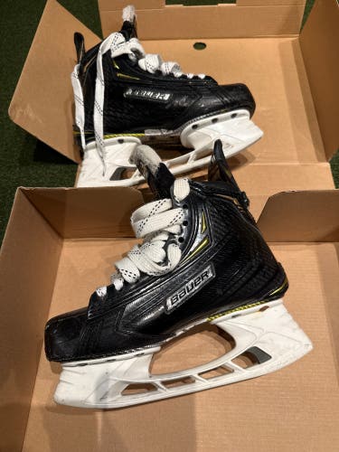 2018 Bauer Supreme 2S Pro Hockey Skates Regular Width Size 4.5 (Used) ******NO BLADES*****