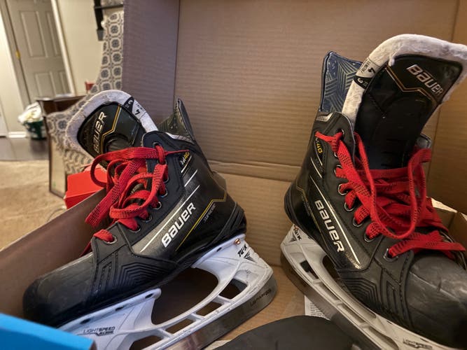 Black/White 2024 Bauer Supreme M40 Hockey Skates Regular Width Size 4 (Used)