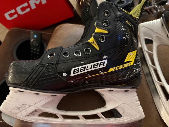 Black/Yellow 2022 Bauer Supreme M4 Hockey Skates Extra Wide Width Size 3 (Used)